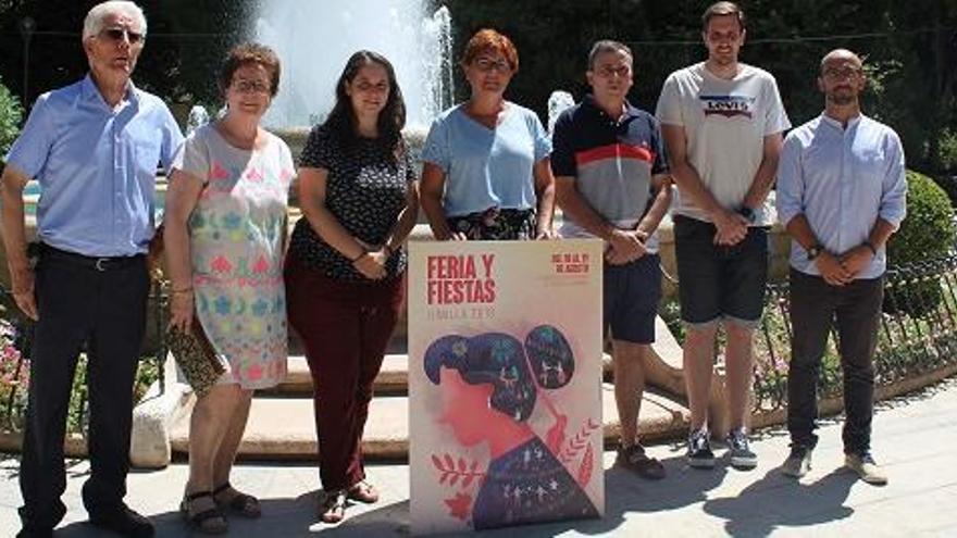 De izquierda a derecha, Claudio Gil, presidente de la Asociación de Moros y Cristianos Don Pedro I; Basi Pérez, directiva de la Cofradía de la Virgen de la Asunción; Pilar Martínez, concejala de Festejos; Juana Guardiola, alcaldesa de Jumilla, Eugenio Aguado, concejal de Seguridad Ciudadana; Juan Manuel García, concejal de Deportes y Francisco Javier Vázquez, presidente de la Federación de Peñas de la Fiesta de la Vendimia.