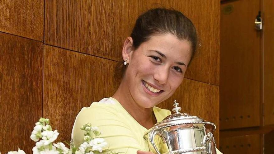 Garbiñe Muguruza abraza la copa que conquistó en París.