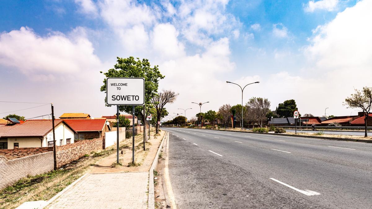Cartel de entrada a la ciudad de Soweto.