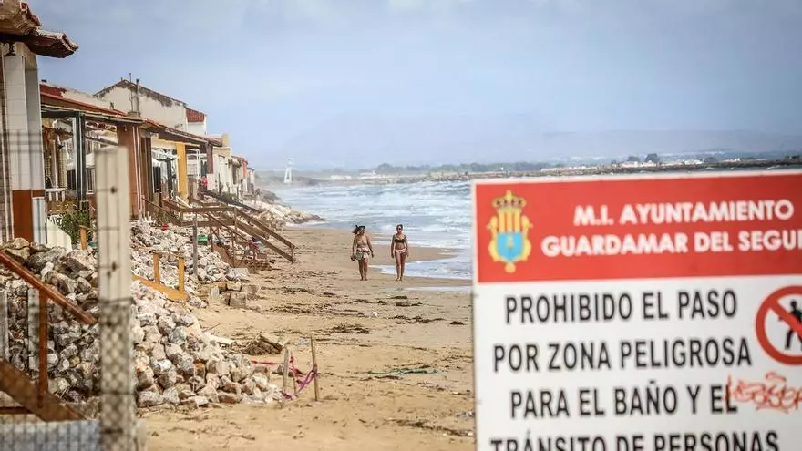 El Constitucional suspende la figura estrella del Consell que blindaba viviendas en la costa contra los deslindes del Gobierno
