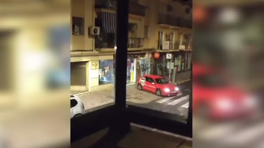 Alunizaje de un coche en una tienda de telefonía de Priego