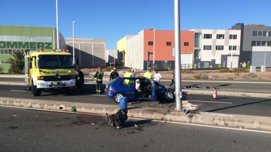 Un automovilista, crítico, al chocar contra una farola