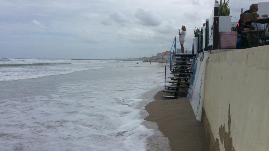 La playa de les Deveses y, a la derecha, la Cruz Roja de Xàbia obliga a los bañistas a salir del mar