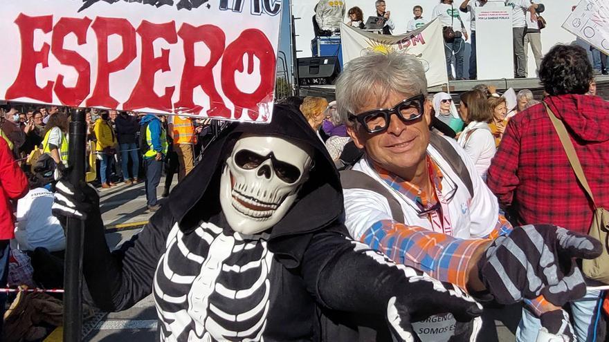 Alfredo Rizo, enfermero en un centro sin médico, en la manifestación a favor de la sanidad pública.