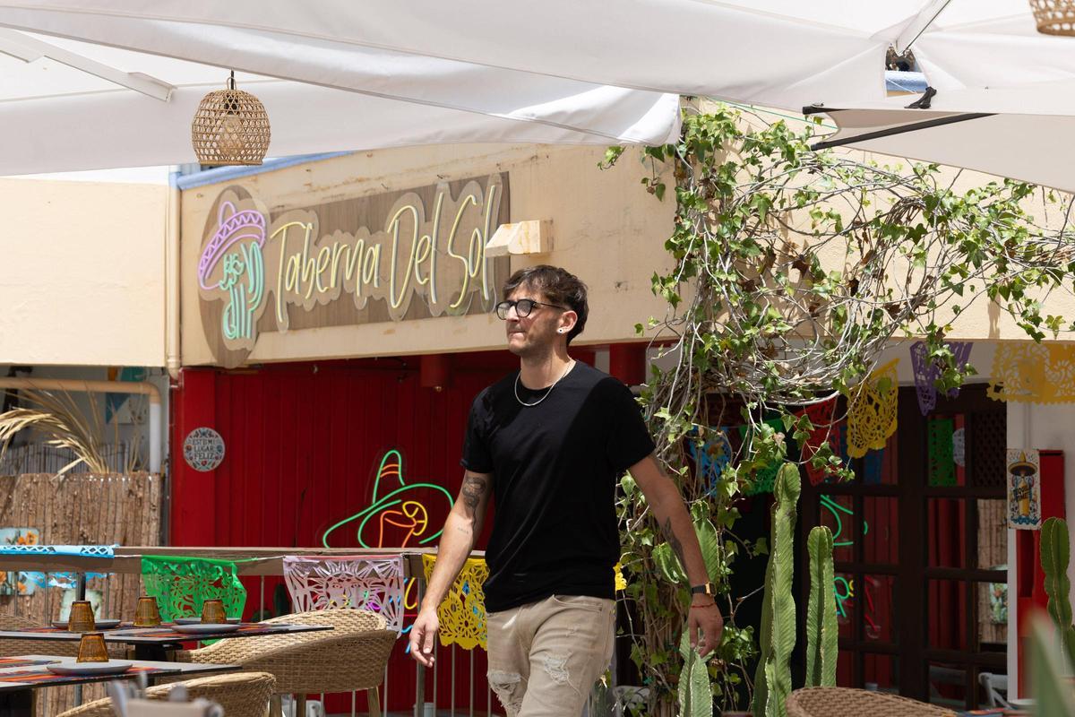 Benjamín de la Taberna del Sol anda por la terraza del restaurante.