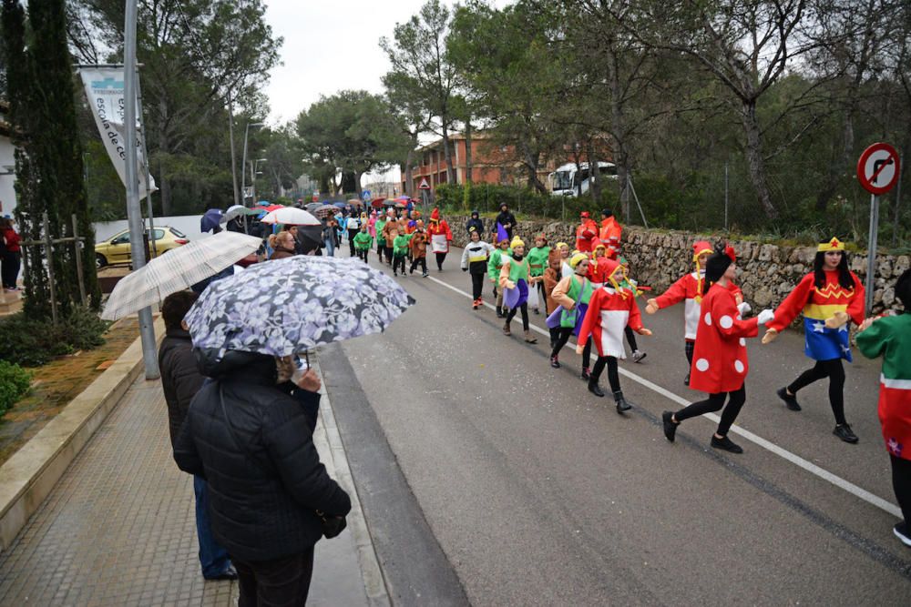 Stimmung trotz schlechtem Wetter: In Portol und Sa Cabaneta fand am Sonntag (4.2.) der erste Karnevalsumzug statt. 13 Festwagen und Fußgruppen waren mit von der Partie.