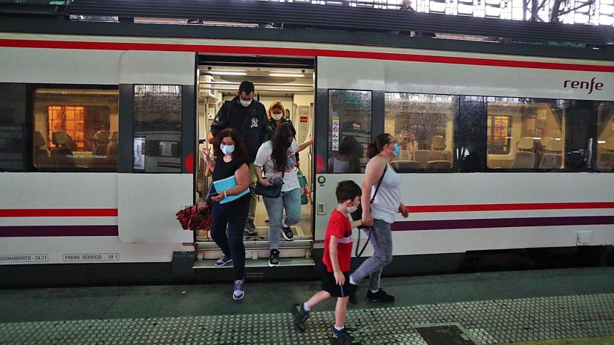 Usuarios de Cercanías a su llegada a la Estación del Norte de València.
