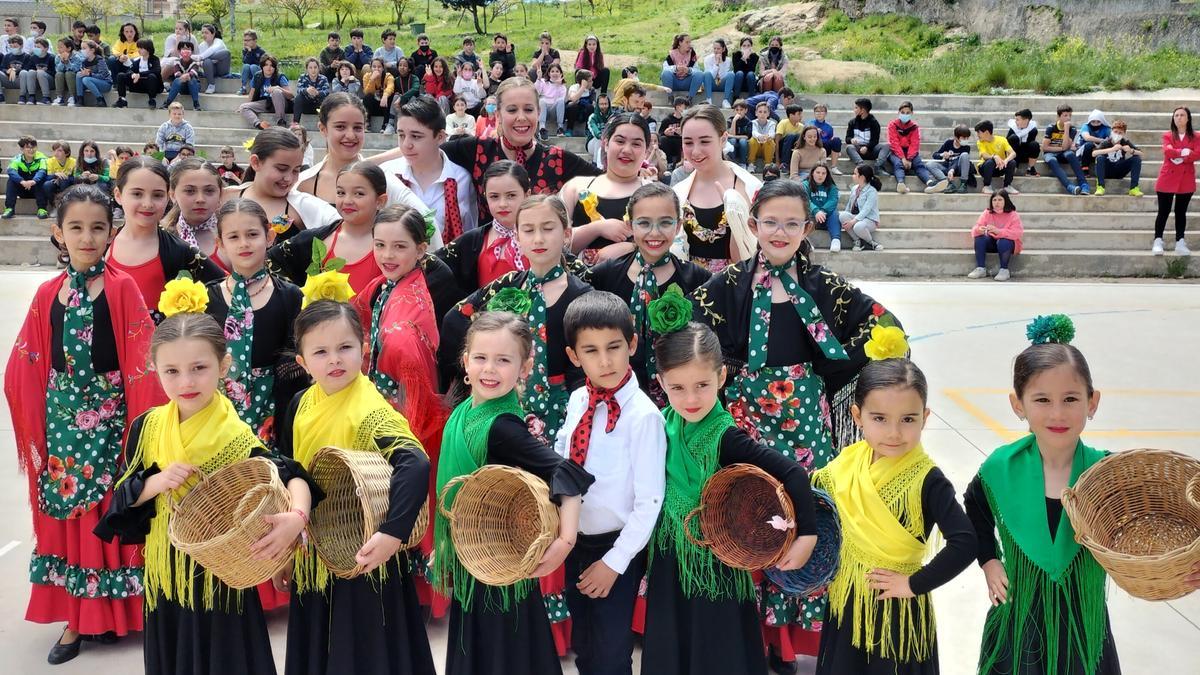 Grupo de alumnas con Manuela Sánchez en el patio del colegio El Llano