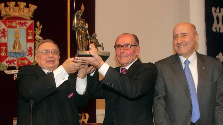 Gregorio Saura (c) y Santiago Díaz levantan el premio, junto a Pedro Negroles.