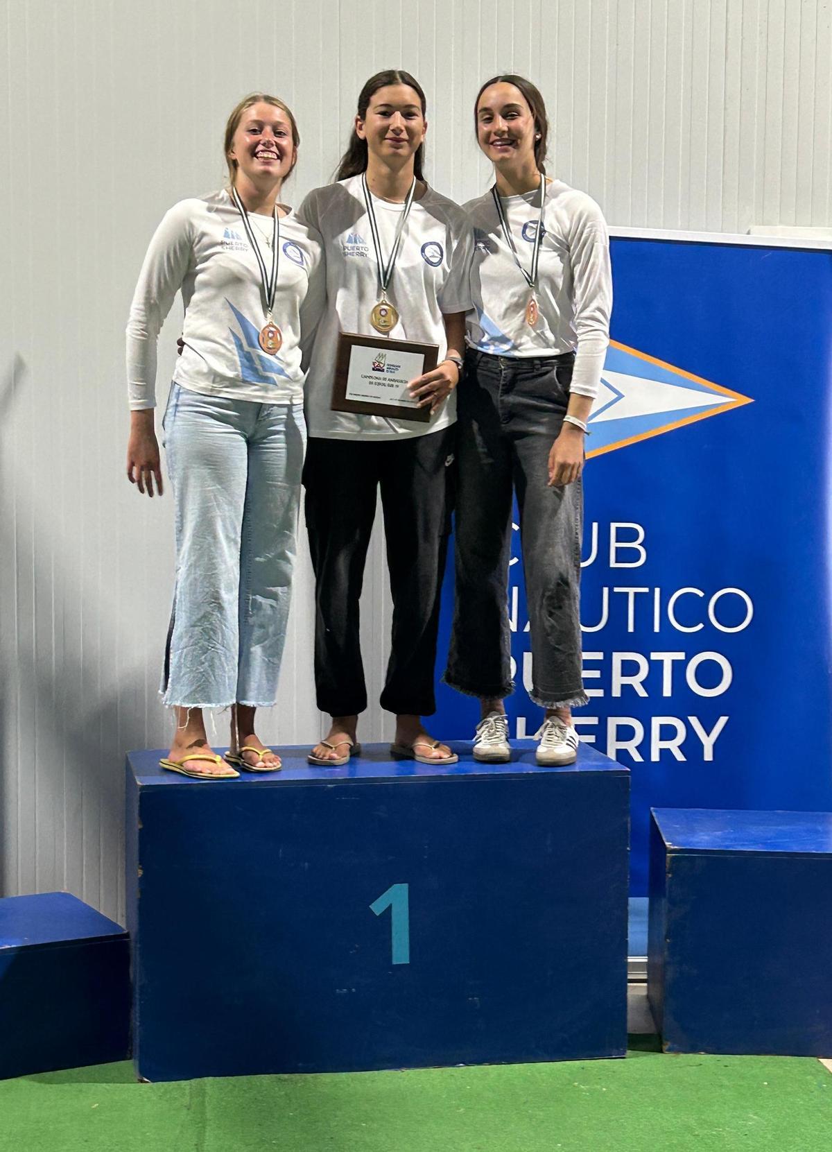 Podio Sub 19 femenino del campeonato de Andalucía de vela.