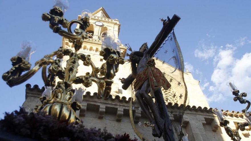 La carrera oficial pasa la reválida en uno de sus días más complejos