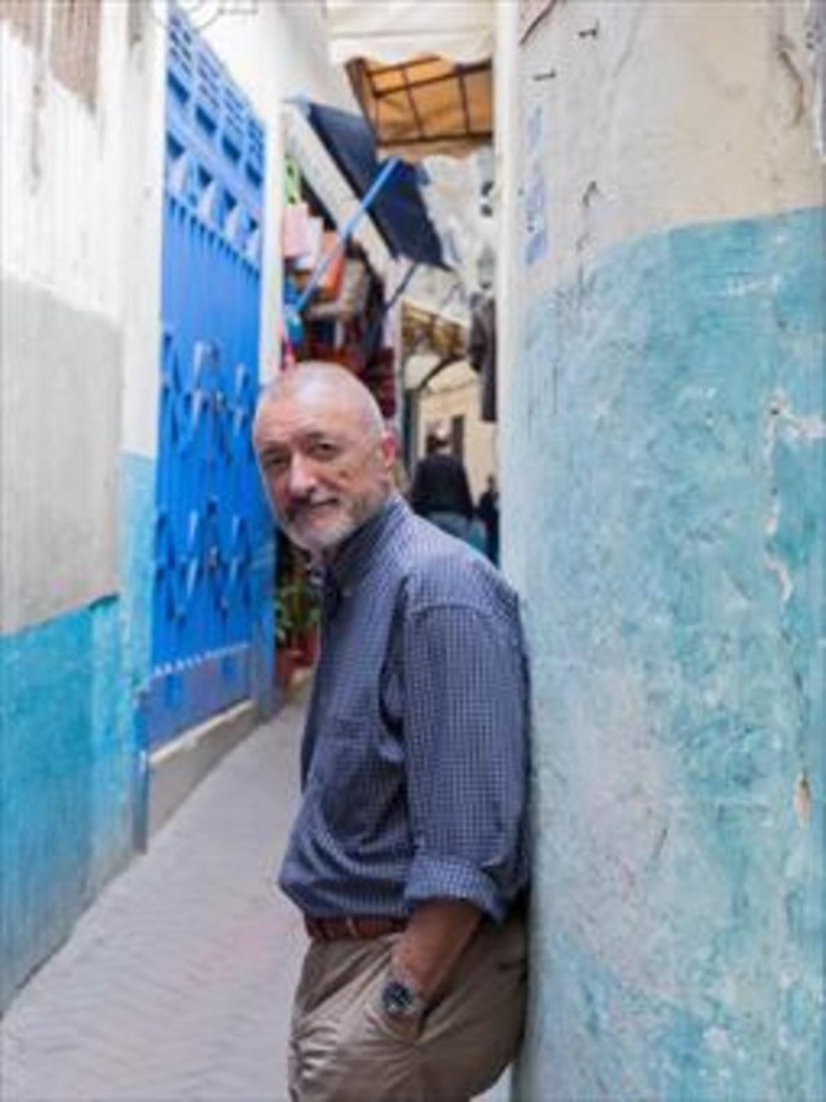 Escenario real 8Arturo Pérez-Reverte, en una callejuela de Tánger.