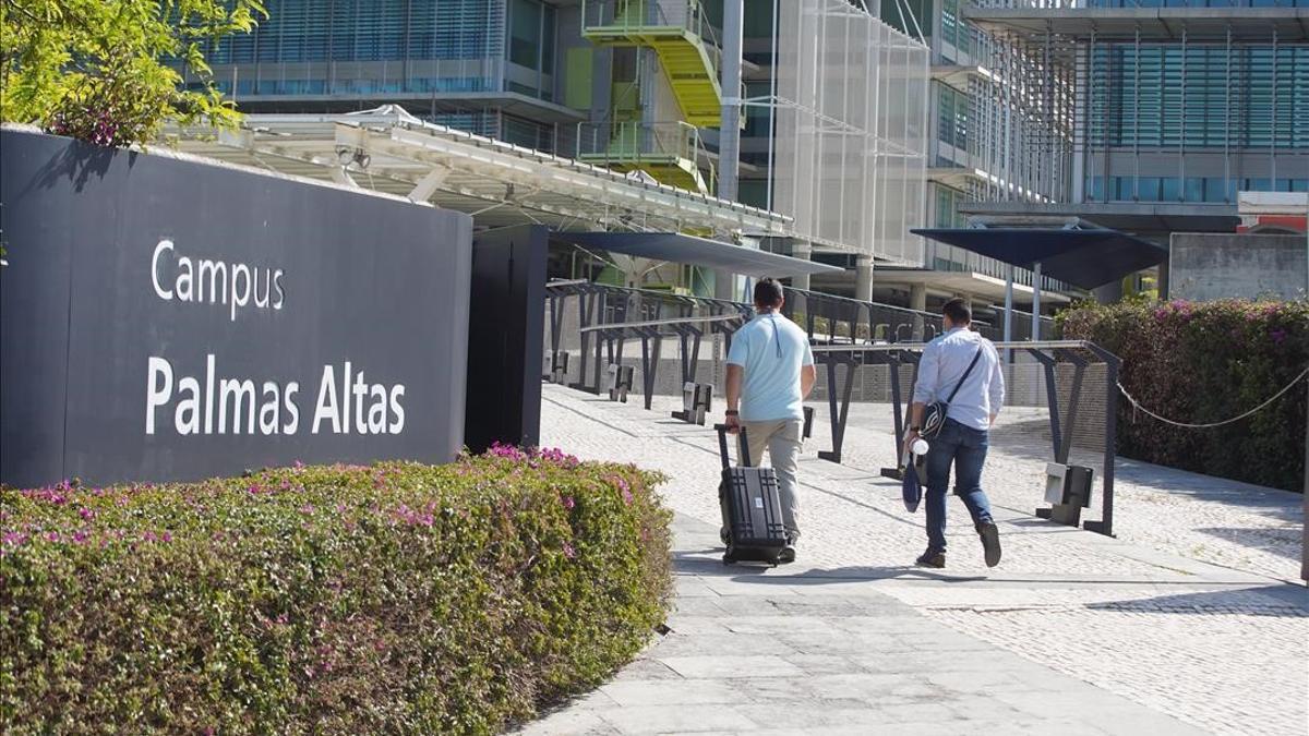 La Guardia Civil registra la sede central de Abengoa