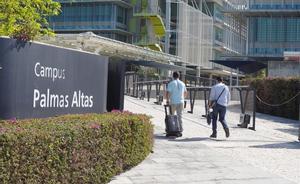 La Guardia Civil registra la sede central de Abengoa. En la foto, dos agentes durante el registro de la sede de Abengoa en Sevilla por delitos societarios y contra el mercado y los consumidores.