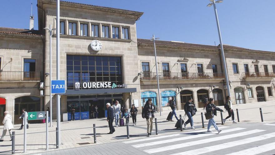 En la explanada de la intermodal, los viajeros no tienen dónde guarecerse.