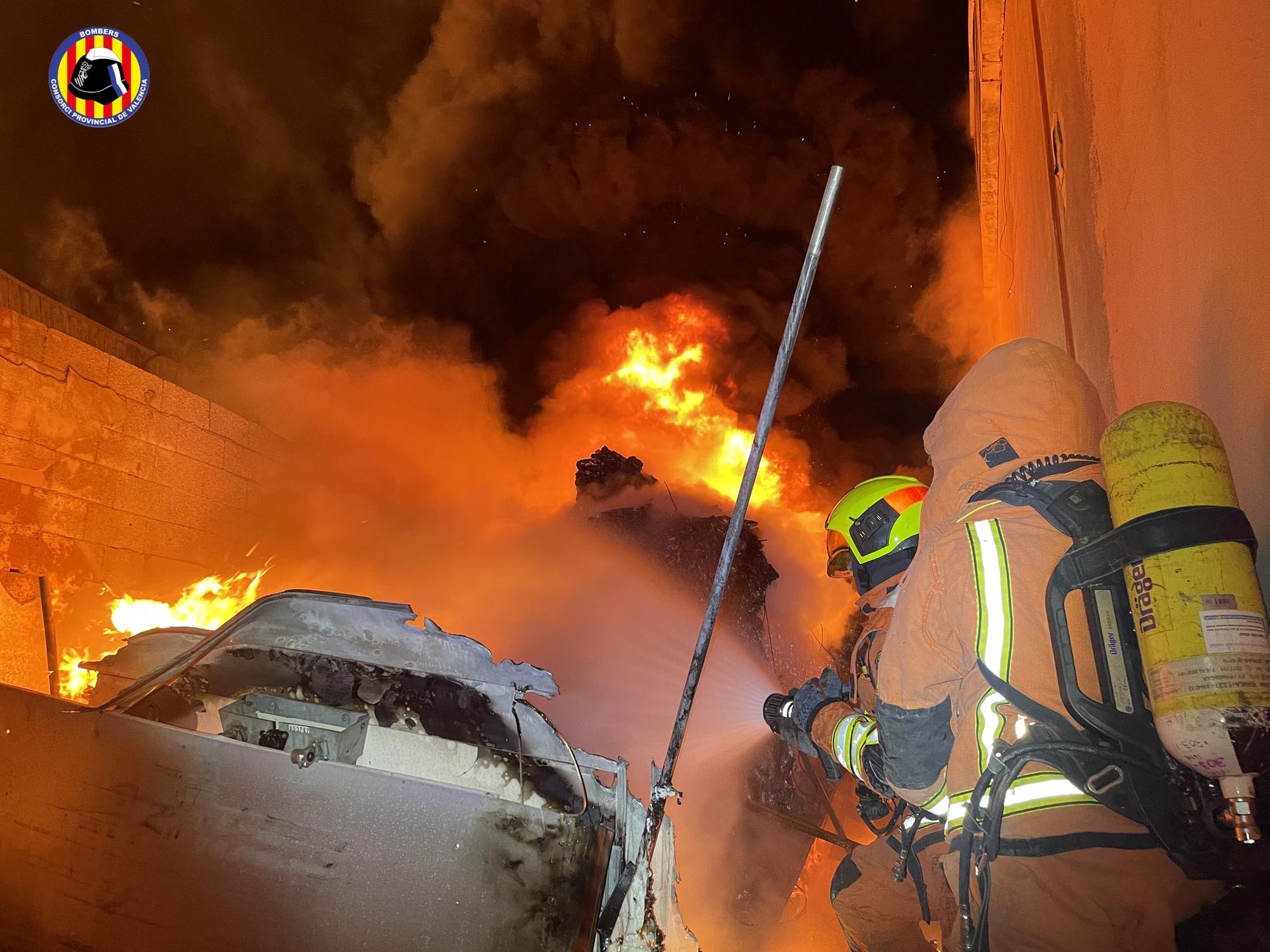 Un incendio calcina una nave industrial en Quart de Poblet