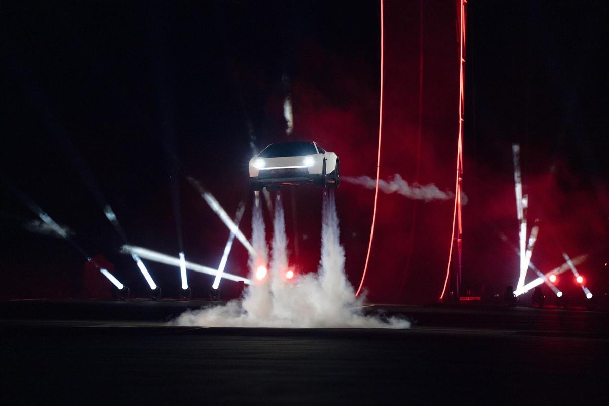 Tesla desafía la física con el nuevo Roadster