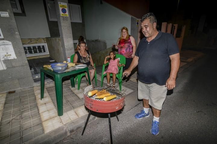 AGÜIMES A 23/06/2017. Asar piñas a la brasa con los amigos, arrojar sal a las hogueras, perdir nuevos deseos y desprendernos de lo malo, saltar sobre las brasas, son alguna sde las costumbres que se reviven en Las Charcas, Agüimes. FOTO: J.PÉREZ CURBELO