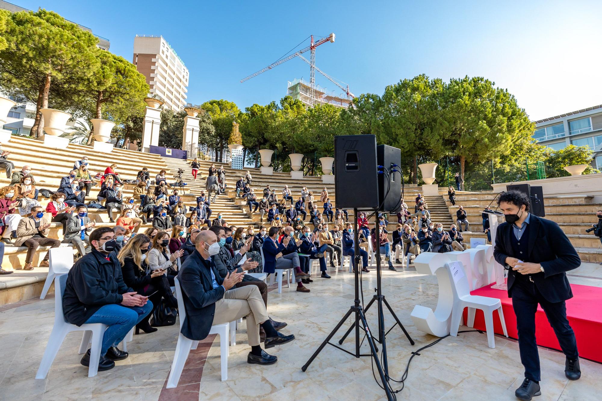 Al encuentro ha asistido el secretario de Turisme Comunitat Valenciana, Francesc Colomer; el presidente de la Diputación, Carlos Mazón; y el alcalde de Benidorm Toni Pérez entre otros representantes institucionales y empresariales.