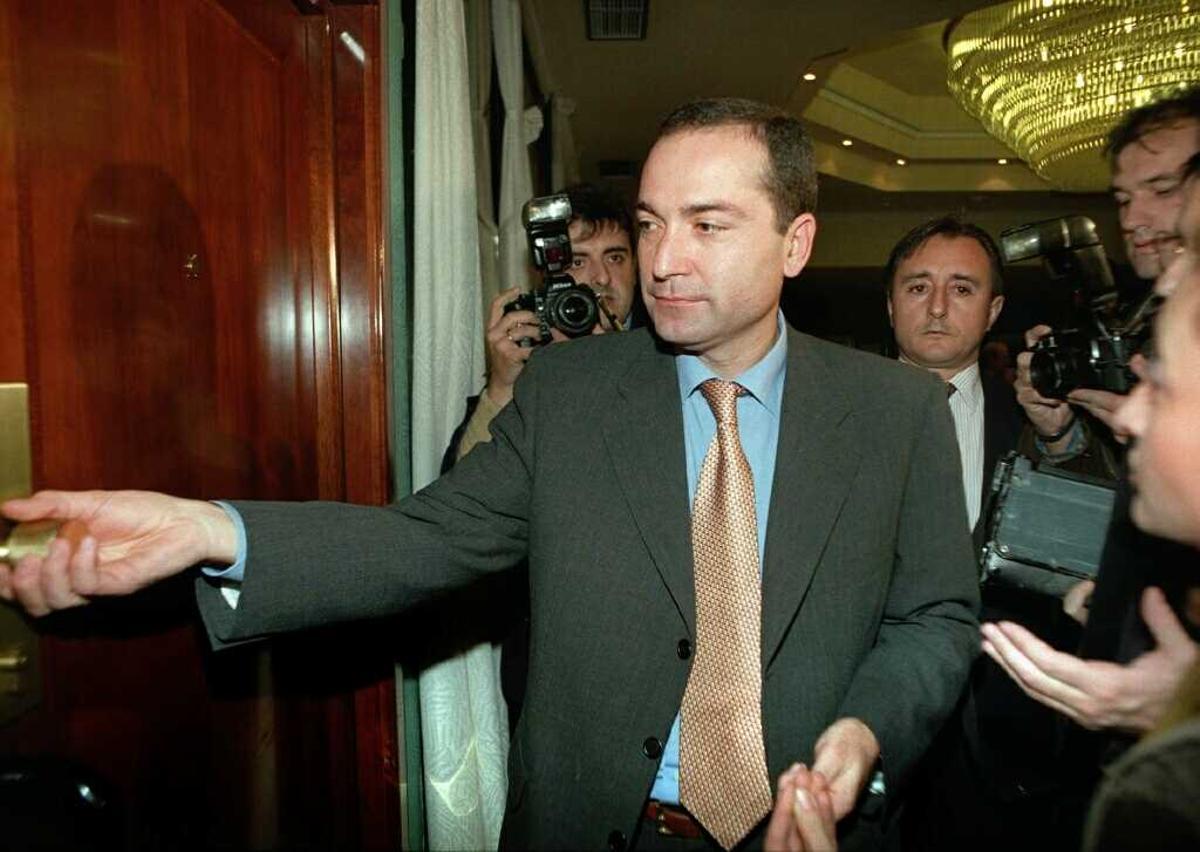 López Nieto, entrando en la reunión de árbitros que desembocó en su huelga de 1997.