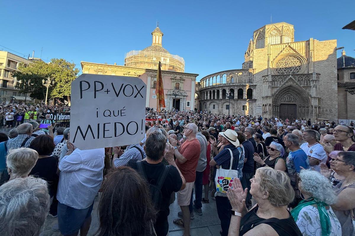 Multitudinaria concentración por las víctimas de la dana en València 22 meses después de la tragedia Multitudinaria concentración por las víctimas de la dana en València 22 meses después de la tragedia