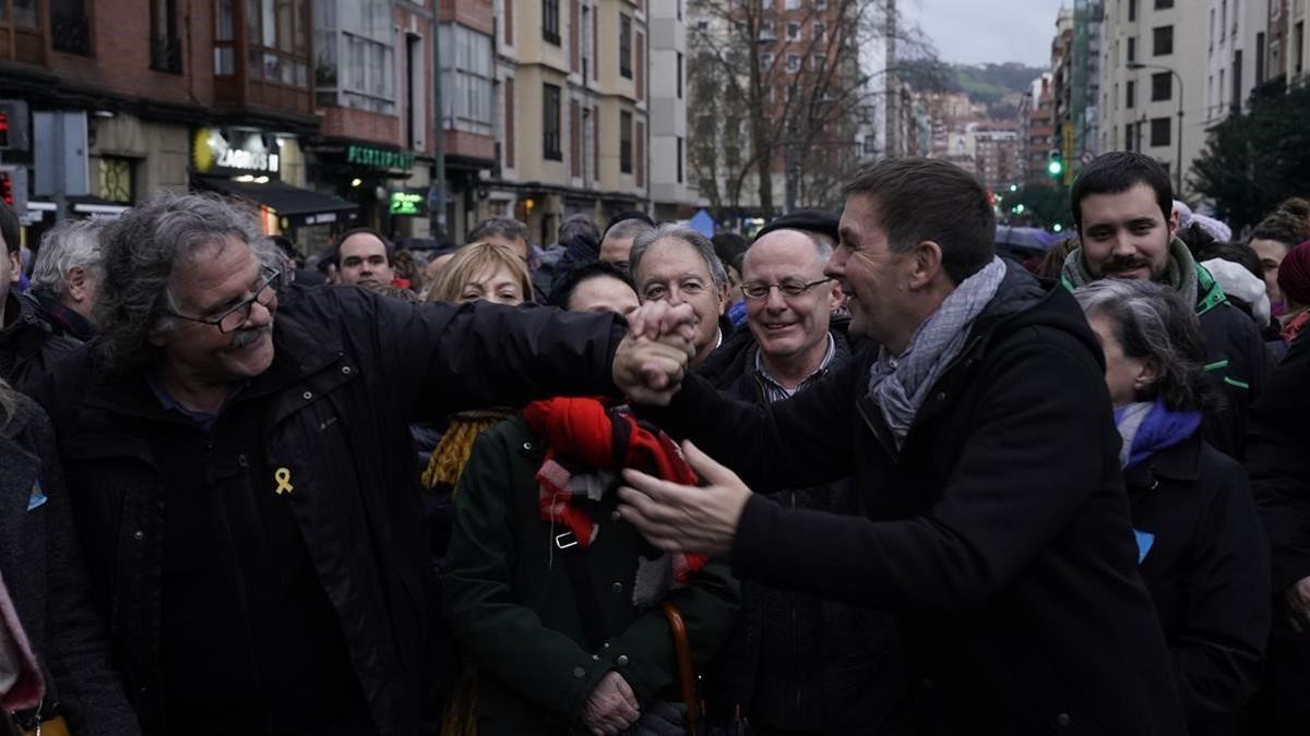 El portavoz de ERC en el Congreso, Joan Tardà, saluda al líder de Bildu, Arnaldo Otegi, en una manifestación el pasado 12 de enero.