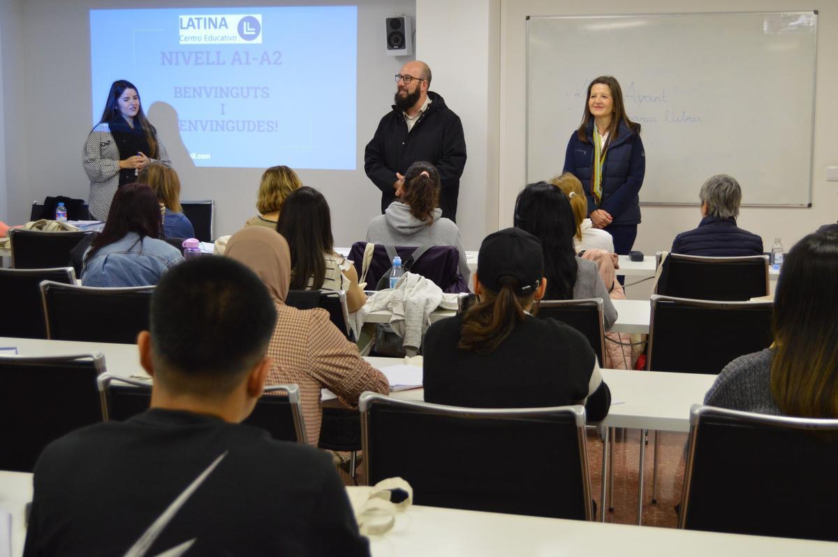 Foto de la visita de Santi Cortells i Sonia Sánchez al curs per a nouvinguts.