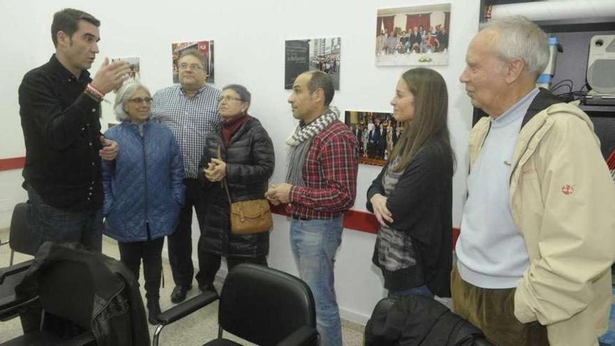 Ángel Garmendia, a la izquierda, conversa con algunos de los asistentes a la reunión en la Casa del Pueblo.