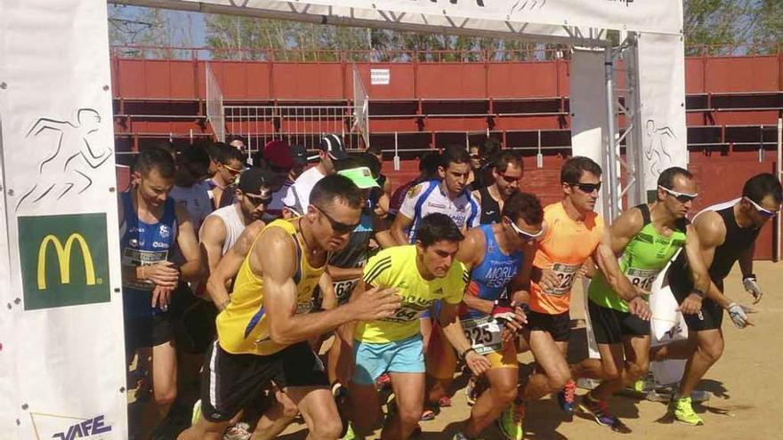 Los participantes toman la salida.