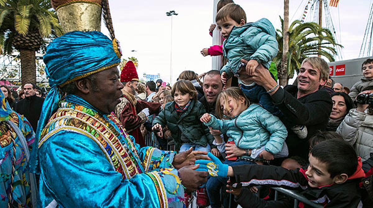 Milers de nens han rebut els Reis Mags a l’arribar al Port Vell de Barcelona.