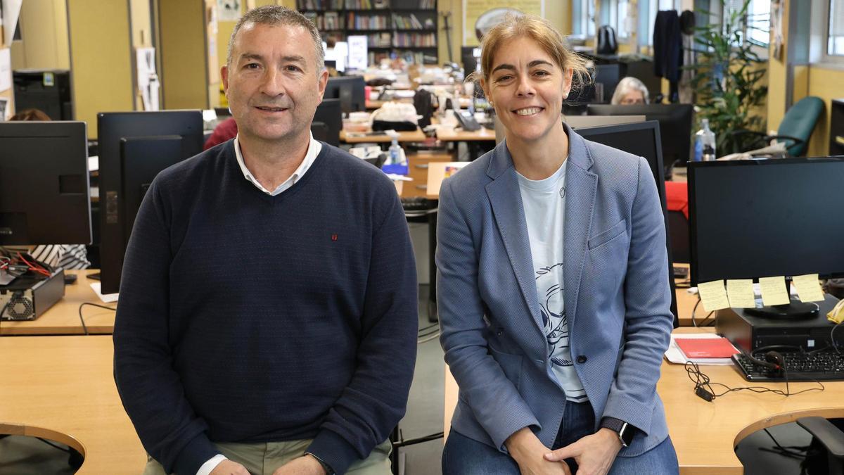 Miguel Méndez y Cristina Cantero, en la redacción de Faro.