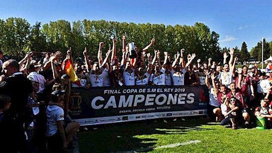 El Alcobendas celebra el título de 2019 tras la final de Madrid.