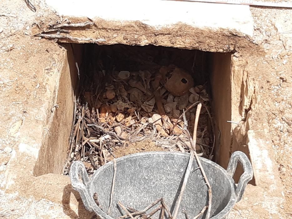 Empiezan las excavaciones en la fosa de Bunyola con el hallazgo de los primeros restos humanos