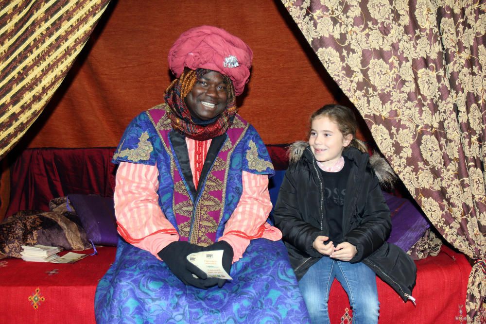 El emisario de SSMM los Reyes Magos sigue recibiendo a los más pequeños de Málaga para que le transmitan sus deseos para la Noche de Reyes.