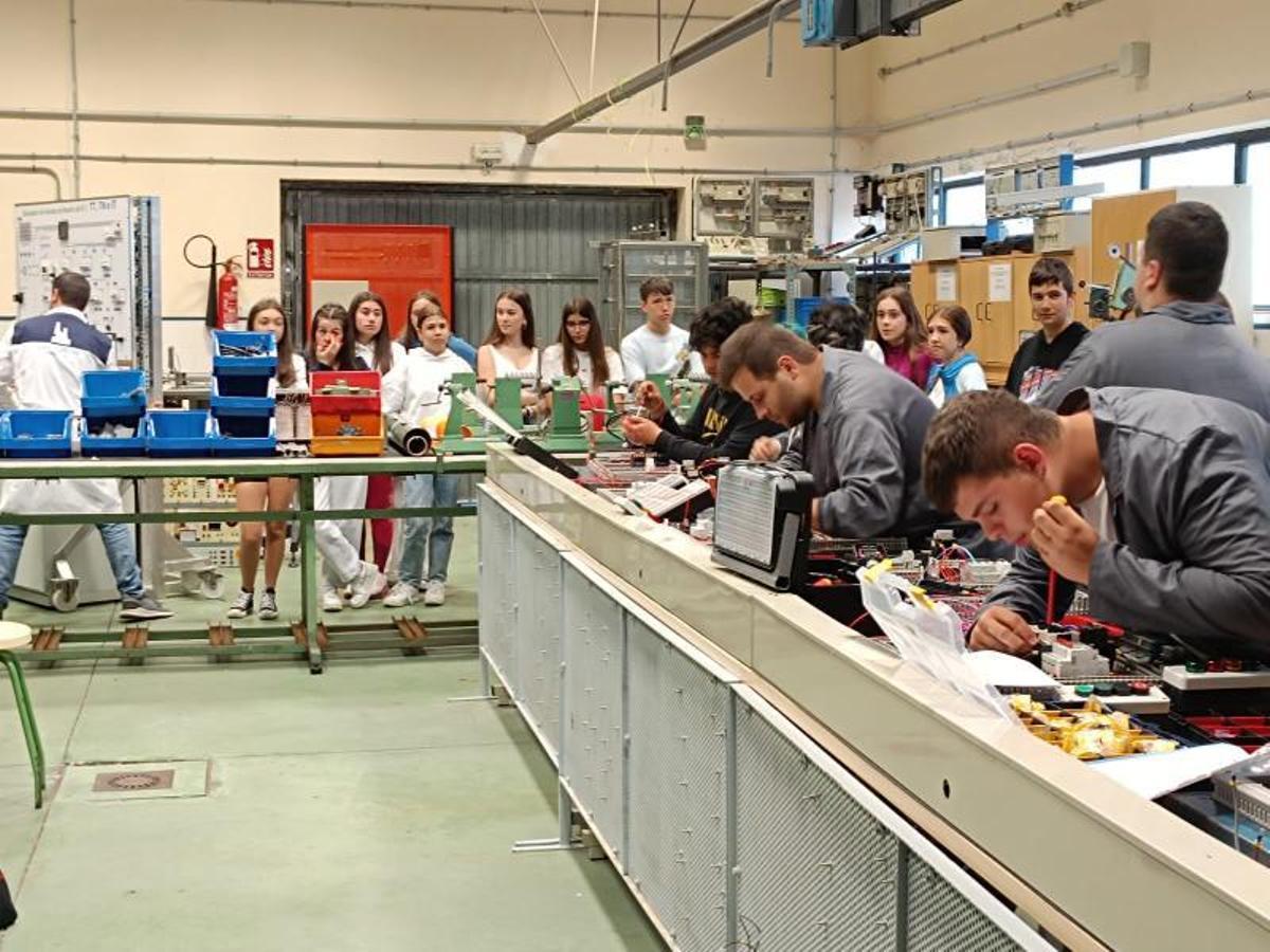 Visita de alumnos de A Pobra al taller de Electricidad del CIFP Coroso / c.