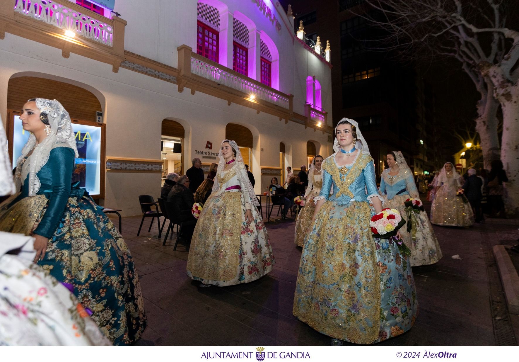 Bellas imágenes de la Ofrenda de las Fallas de Gandia