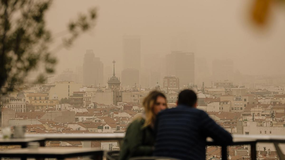 Calima desde la terraza del Círculo de Bellas Artes, a 15 de marzo de 2022, en Madrid (España)