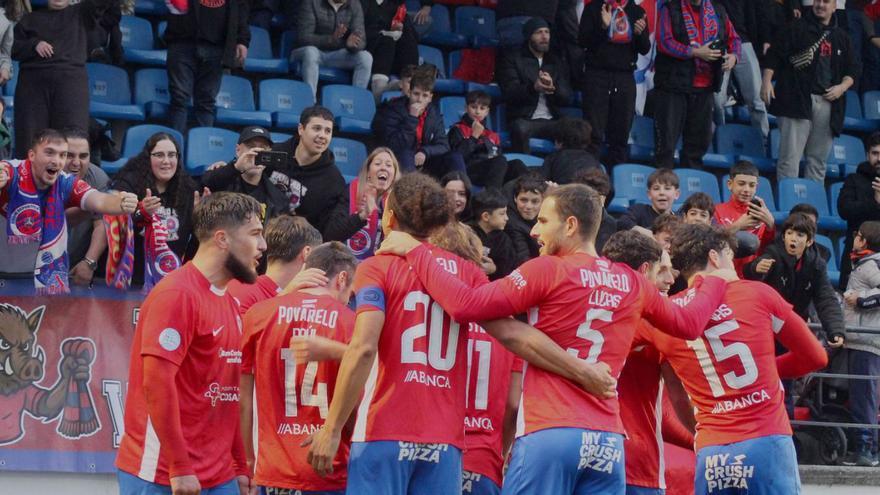 Los jugadores ourensanos celebran el gol del triunfo.  |  Yedra Seara