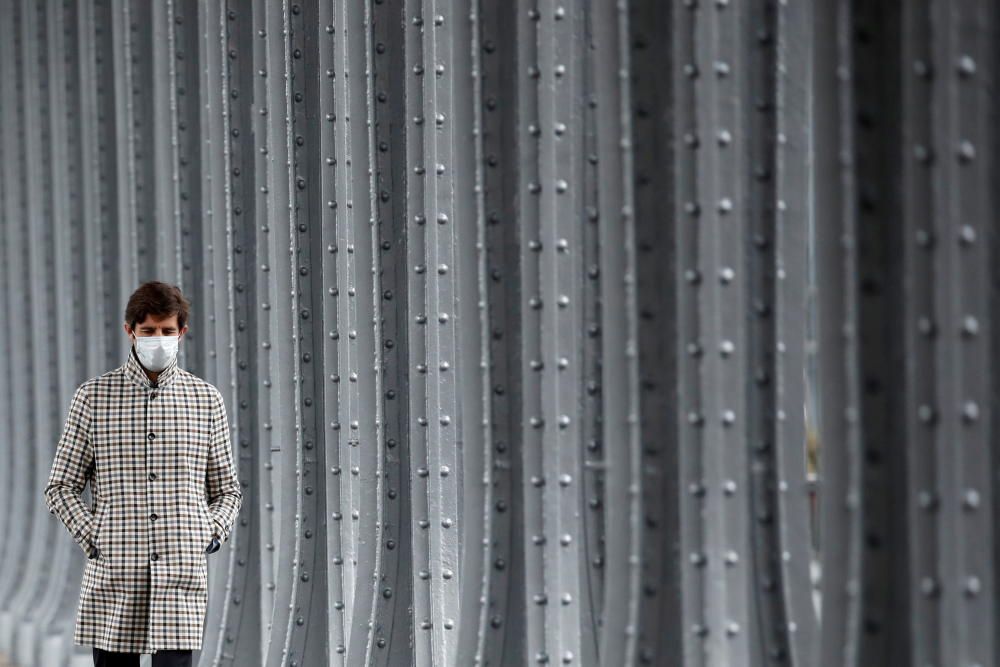 UN hombre en el POnt de Bir-Hakeim de París.