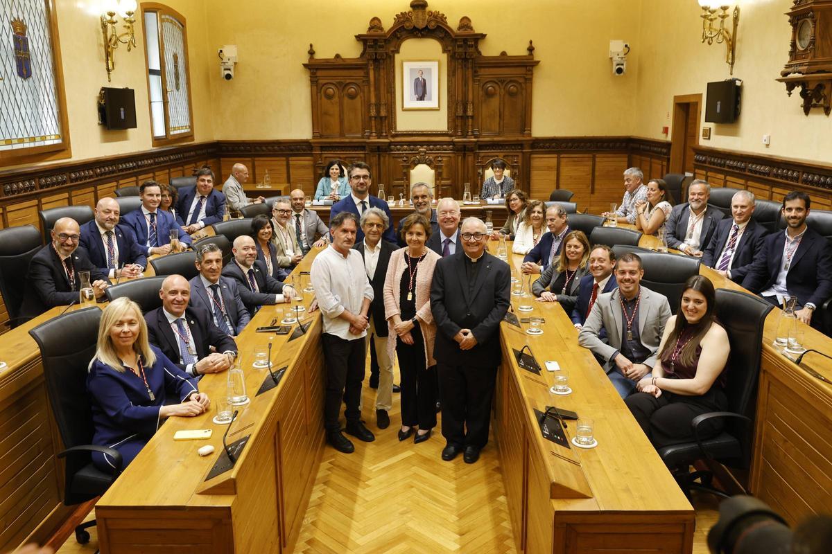Los galardonados posan con la Alcaldesa en el centro del salón de plenos rodeados de los ediles.