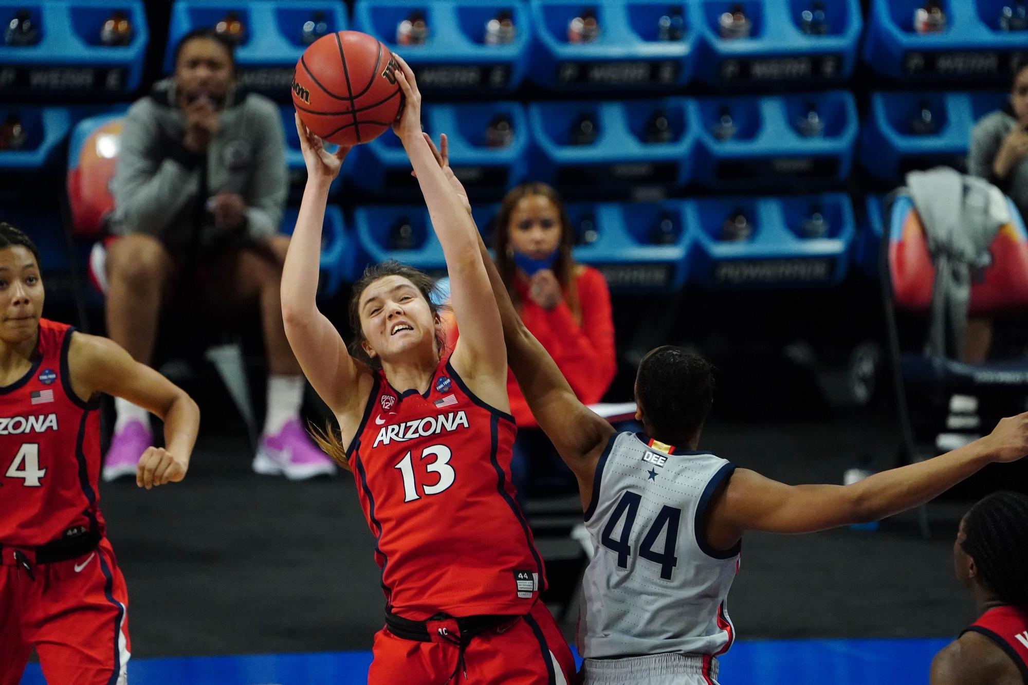 Helena Pueyo caza uno de sus ocho rebotes en la semifinal contra las Huskies.