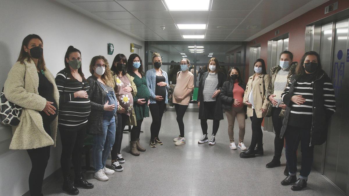 Mujeres embarazadas que ayer acudieron a la primera charla de las matronas en el hospital, tras la pandemia.