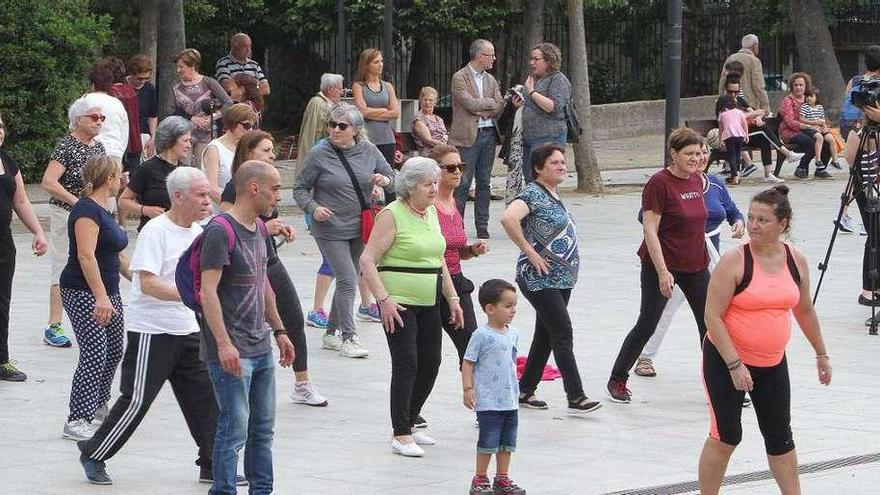 Una reciente actividad intergeneracional convocada por el Concello de Ourense en el Jardín del Posío. // Iñaki Osorio