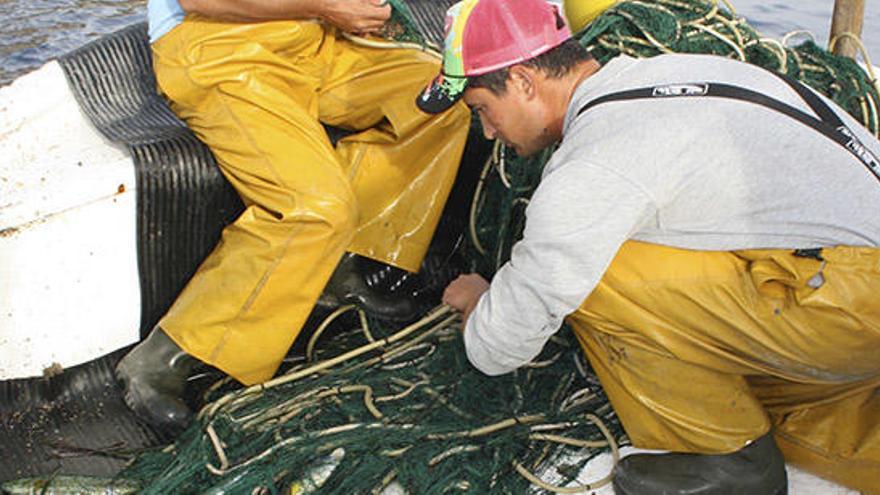 Pescadores faenando en aguas pitiusas.