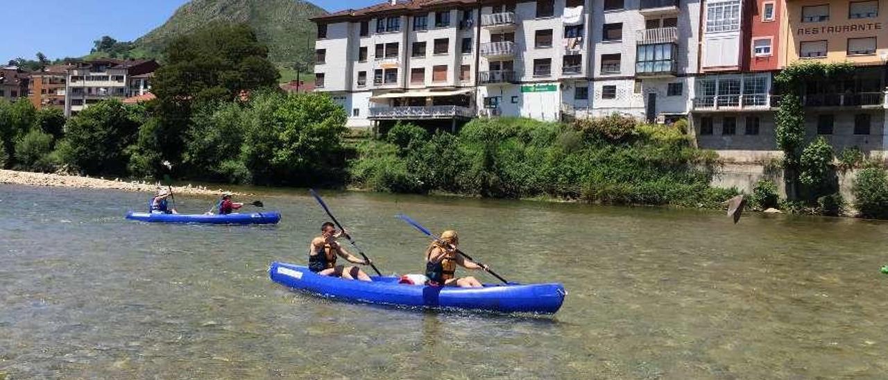 Canoas, ayer, por el Sella a su paso por Arriondas.