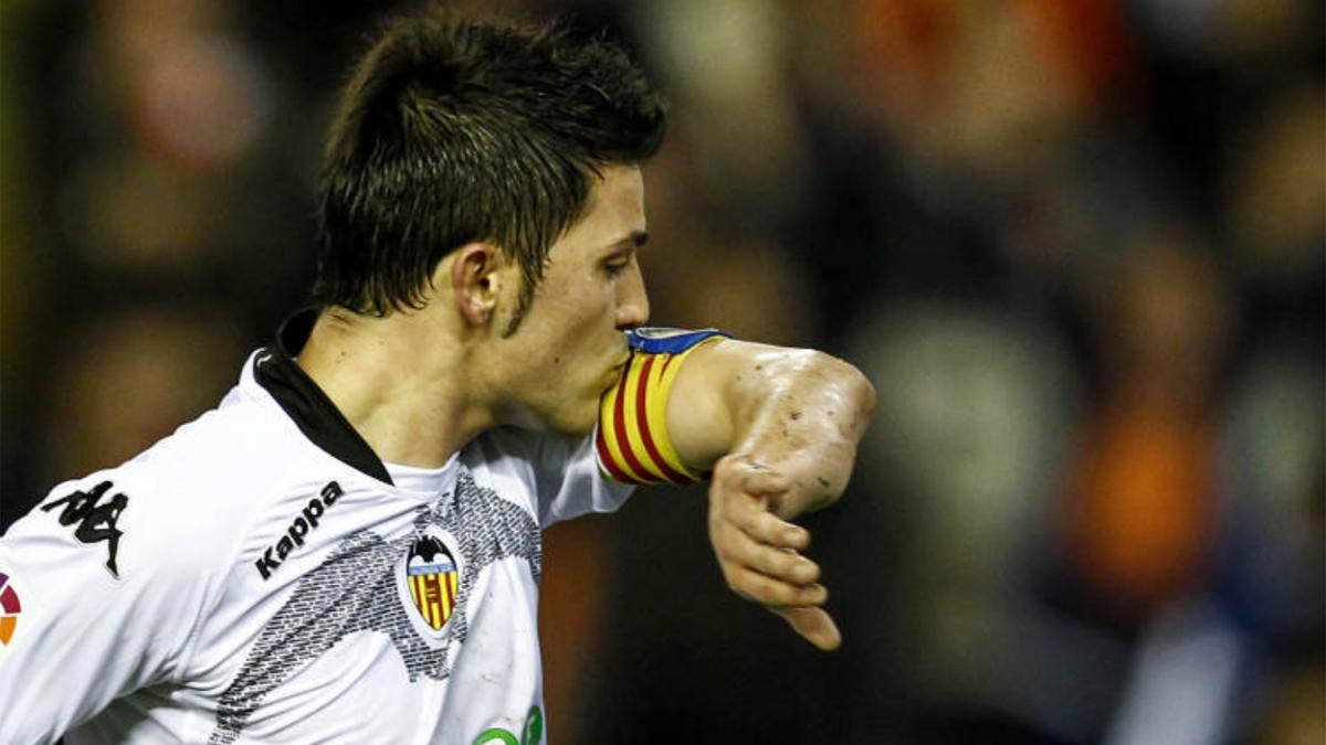 David Villa, besándose el brazalete de capitán del Valencia CF
