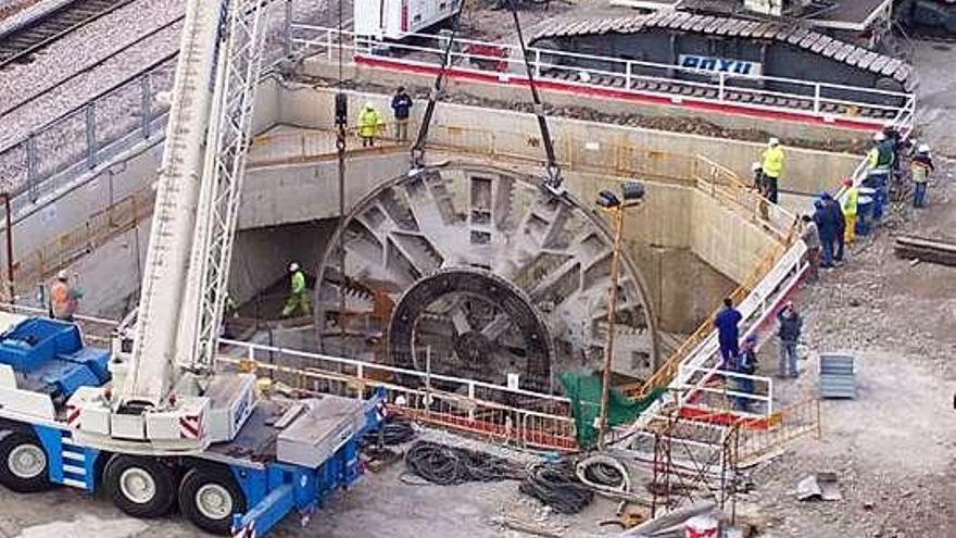 Momento en el que se extrajo la tuneladora que perforó la galería del metrotrén.