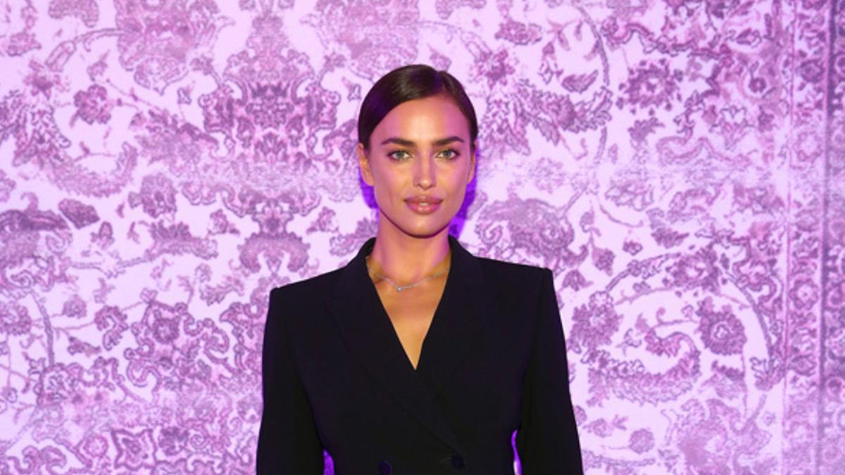 Irina Shayk con traje masculino