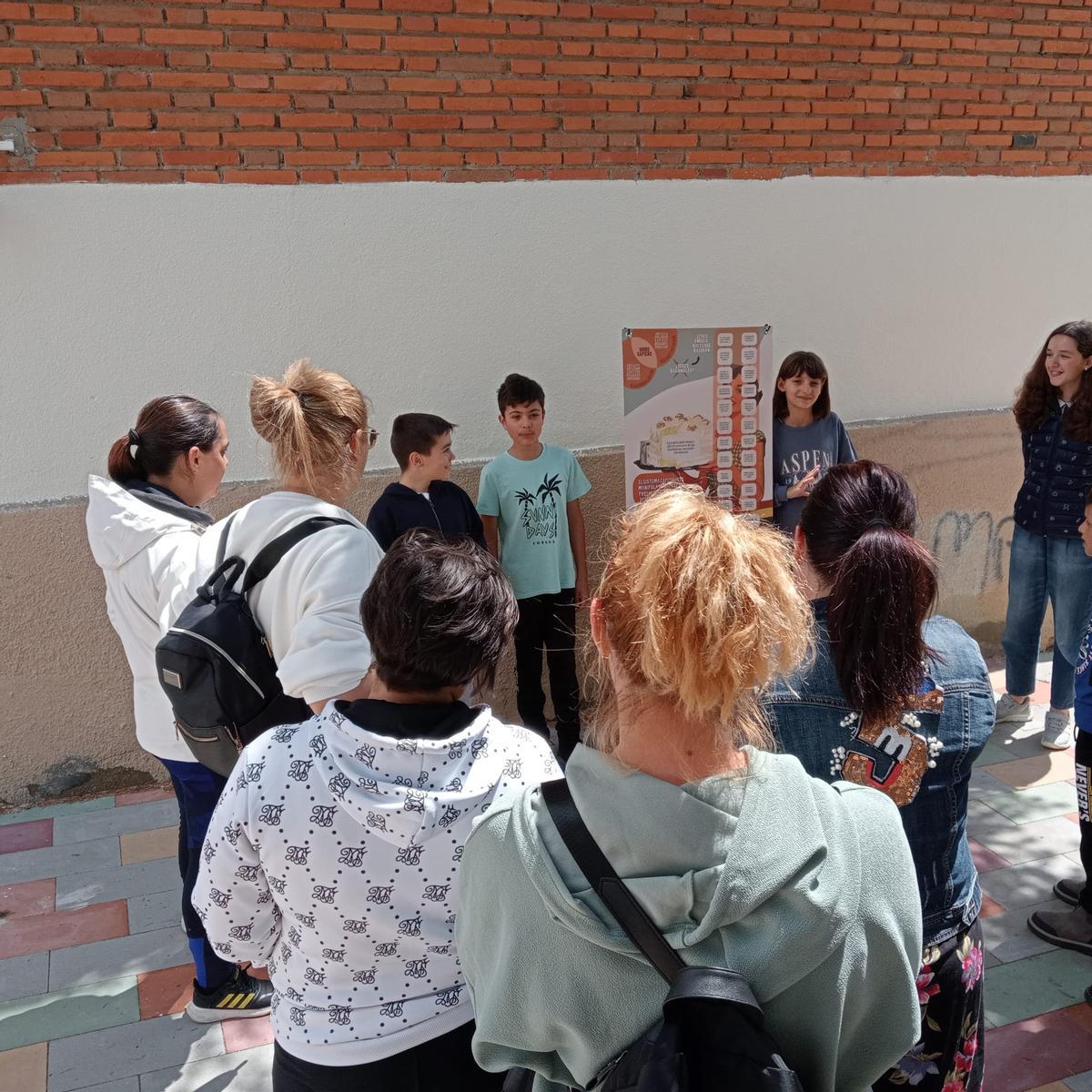 Actividad en la calle del colegio Santísima Trinidad.