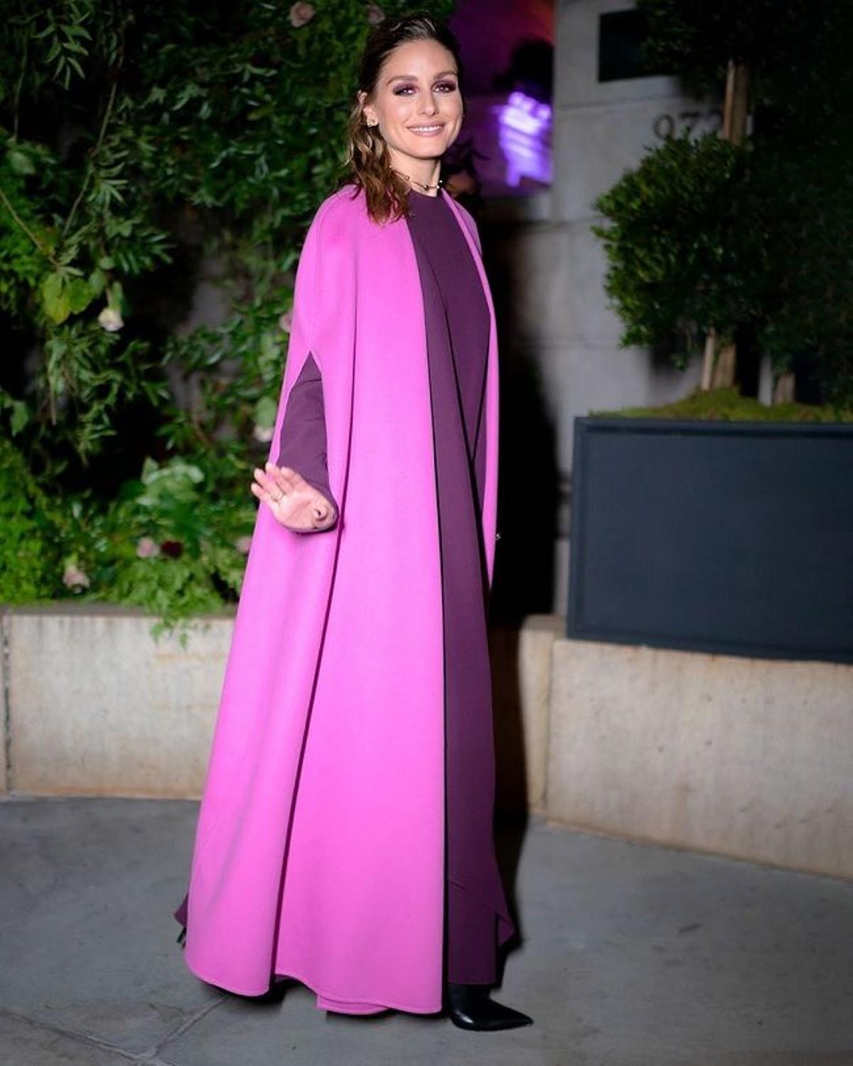 Olivia Palermo con un sencillo look monocromático creado por vestido y capa